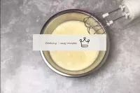 Ajouter la crème aigre et verser le beurre fondu c...