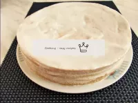 蛋糕的頂部和側面也用奶油洗好。...