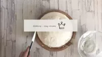 Sopra e fuori la torta con la crema. ...