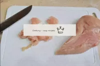 将鸡肉切成小块。尽量将其切成薄片。将成品切碎的肉转移到单独的碗中。...