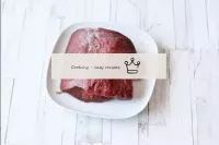 Lavate la carne e assicuratevi che sia asciugata c...