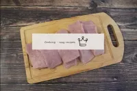 豬肉被沖洗，用紙巾擦幹，切成薄片，厚約1厘米。...