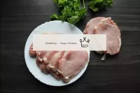 将一块猪肉在自来水下冲洗，用湿巾擦干，切成约1厘米厚的分叉片。...