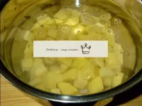 鍋にみじん切りのジャガイモを水で注ぎ、強火にかけて調理します。沸騰してから中火で15分間煮る。...