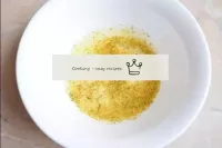 في وعاء صغير، يُمزج عصير الليمون مع الملح والتوابل...