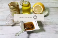 Faça uma marinada misturando molho de soja, mel, m...