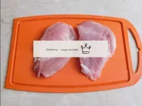 Cortar la carne fresca de cerdo en filetes de porc...