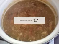精製された肉とスープを組み合わせる、混ぜる、ベイリーフを追加、細かく刻んだニンニクと低温に再び置く。...