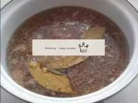 生成的肉湯可以倒入原始模具中，放入冰箱中2-3小時。...