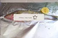 Machen Sie am Fisch mehrere Einschnitte in geringe...