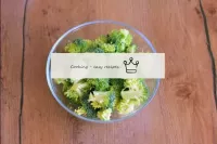 Rinse the broccoli thoroughly, disassemble into in...