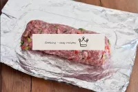 Rollen Sie das Hackfleisch in eine glatte Rolle, d...