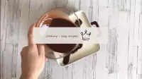 Vierta el esmalte de chocolate sobre el soufflé co...