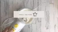 Batir la crema refrigerada en una espuma fuerte co...