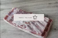 如何在烤箱里用猪肉制成卷子？准备合适的产品。如果需要的话，提前解冻肉类。一套香料可以随意使用。烤箱里...