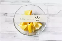 جهز التتبيلة أولاً. اغسل الليمون وجففه وقطعه إلى ش...