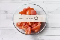 Die Tomate waschen, in kleine Stücke schneiden. Ne...