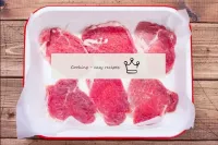 豚肉は新鮮なものを使用する方が良いです。肉が冷凍されている場合は、事前に解凍し、室温で放置します。そ...