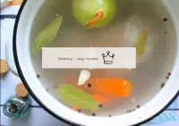 放大火。将洋葱，胡萝卜，月桂叶和胡椒粉送入锅中。在沸腾时，会形成浓密的泡沫，用大勺子将其取出（如果不...