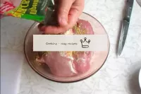 Agite la carne con especias para el cerdo y póngal...