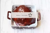 Coloque la carne preparada en un molde de cocción ...