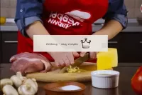 Pulite e tagliate l'aglio. ...