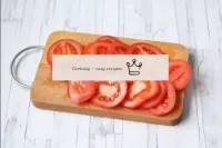 Enquanto o porco é marinado, corte os tomates com ...