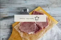 Corte a carne de porco com uma fatia de 0, 8-1 cm ...