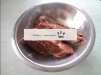نحن نشطف اللحم. نصنع ثقوبًا فوضوية في اللحم بسكين ...