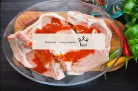 将腌制品倒入猪肉片上。通过按摩运动分布在整个肉类中。...