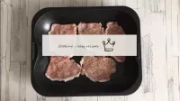 Das Fleisch salzen, pfeffern und auf ein ölgefette...