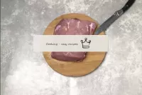 鋭いナイフで、豚肉に穴を開け、それぞれにニンニクを入れます。したがって、肉は内部からニンニクの味を含...