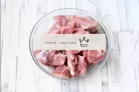 اغسل لحم الخنزير وجففه وقطعه إلى قطع متوسطة. لحم ا...