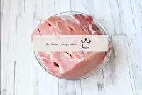 Schweinefleisch waschen, mit Papiertüchern trockne...
