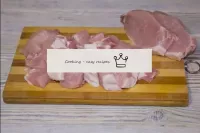 قطعي لحم الخنزير إلى مكعبات متوسطة الحجم. ...
