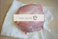 将猪肉在自来水中冲洗，并用纸巾彻底干燥。这是必要的，以便肉类可以用香料很好地冻伤，并且在烘烤时水分更...