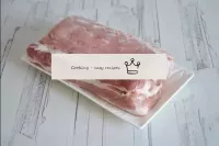 Laver la viande et la sécher avec des serviettes e...