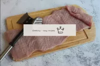 豚肉を水中で徹底的にすすぎ、余分な水分を取り除くためにペーパータオルで濡らし、鋭利なナイフを使用して...