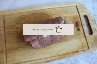 Cortem a carne de porco com cuidado para uma rolet...