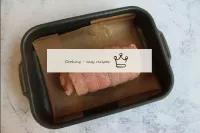 將烤盤用羊皮紙粘在一起，在上面用縫合線將最終的豬排放下來。將烤盤與輪盤放在加熱至180 oS的烤箱中...