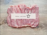 用纸巾洗净猪肉，然后用锋利的刀子将肉露出宽阔的地层。为此，将其切成中间，但不要完全切成薄片。然后将肉...