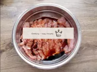 細かく切った肉を広めに移し、醤油の上に注ぎます。調理中、それは豚肉をジューシーにし、塩を交換します。...