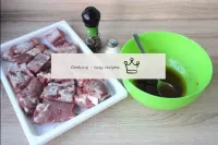 Préparer les ingrédients nécessaires à la marinade...