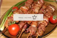 Heat the oven until 200gr. Put skewers with meat o...