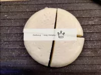 用大鋒利的刀將奶酪頭切成四個相等的部分。...