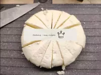 我把奶酪切成十六個相等的部分。...