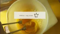 卵を砂糖でこする。カッテージチーズに注ぐ。...