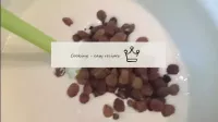 Ajouter les raisins secs et lavés. ...