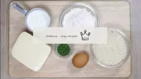 如何用欧芹在牛奶面包中制作奶酪棒？准备必要的成分：奶酪、面包屑、小麦粉、牛奶、鸡蛋、欧芹干和盐。...