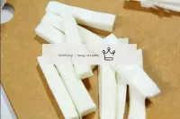 Tagliare il formaggio con barre lunghe 6-9 cm e la...